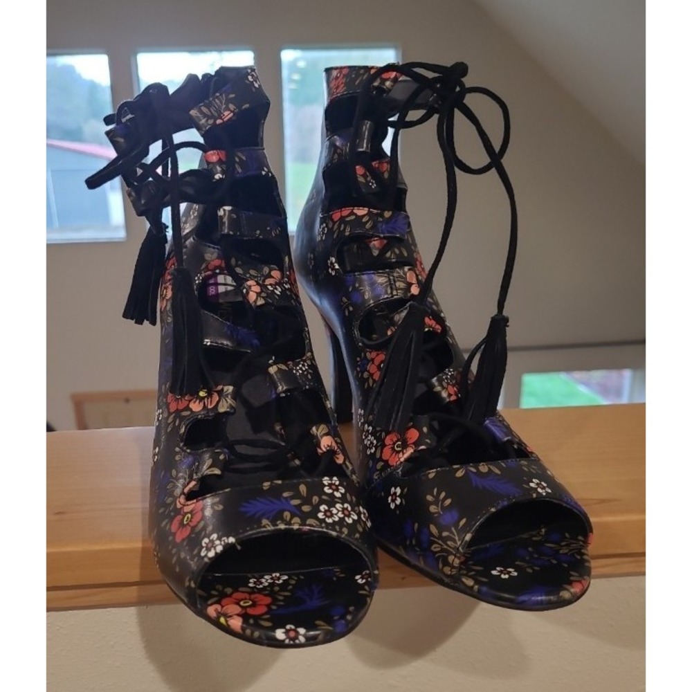 Nine West Briago Black Floral Lace up Sandal SZ 9.5 w/tassel back zip punk‎ goth - Picture 2 of 11
